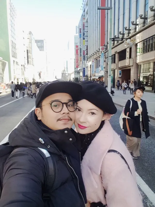 Jarang Tersorot, Ini 7 Potret Mesra Derby Romero dan Sang Istri