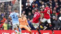 Bruno Fernandes mencetak gol ke gawang Man City dalam lanjutan Liga Inggris 2022/2023 di markas Manchester United (MU), Old Trafford, Sabtu (14/1/2023).&nbsp;(AP Photo/Dave Thompson)