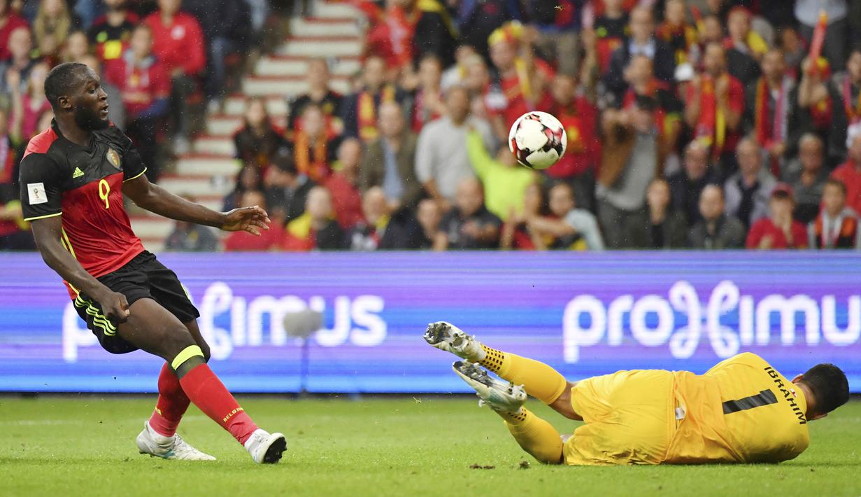 Salah satu gol Lukaku saat melawan Gibraltar di Sclessin Stadium, Liege, Belgia, (31/8/2017). Romelu Lukaku telah mencetak sembilan gol bagi timnas  Belgia pada kualifikasi Piala Dunia 2018.  (AP/Geert Vanden Wijngaert)