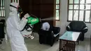 Petugas melakukan Penyemprotan Disinfektan di Masjid Baiturrahman Kompleks Parlemen, Senayan, Jakarta, Kamis (22/10/2020). Sekjen DPR Indra Iskandar menjelaskan penutupan dilakukan untuk sterilisasi dan Penyemprotan disinfektan demi mencegah penyebaran COVID-19. (Liputan6.com/Johan Tallo)