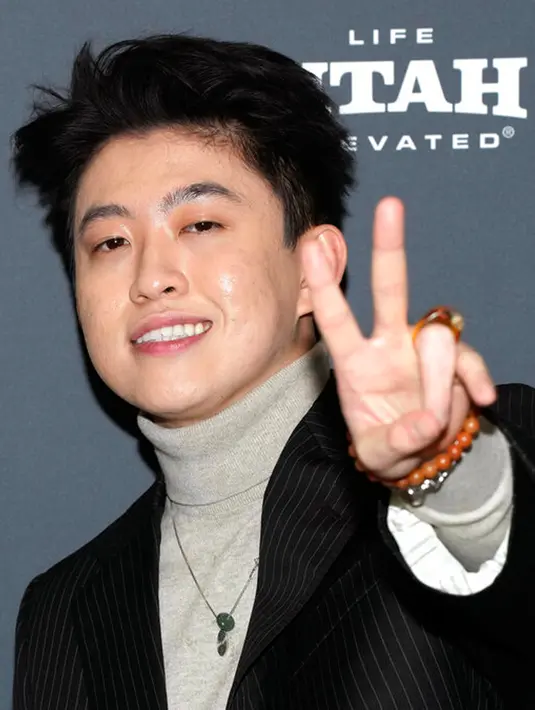 <p>Rich Brian menghadiri pemutaran perdana film Jamojaya saat Sundance Film Festival 2023 di Eccles Theatre, Park City, Utah, Amerika Serikat, 22 Januari 2023. Masih dalam film Jamojaya, Rich Brian memiliki hubungan yang kurang baik dengan sang ayah karena penyerahan kendali karier dari sang ayah kepada manajer dan label baru. (Photo by Charles Sykes/Invision/AP)</p>