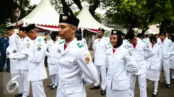 Persiapan Anggota Paskibraka 2016  jelang gladi bersih Upacara HUT ke-71 Kemerdekaan RI di Istana Merdeka, Jakarta, Senin (15/8). (Liputan6.com/Faizal Fanani)