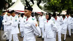 Persiapan Anggota Paskibraka 2016  jelang gladi bersih Upacara HUT ke-71 Kemerdekaan RI di Istana Merdeka, Jakarta, Senin (15/8). (Liputan6.com/Faizal Fanani)