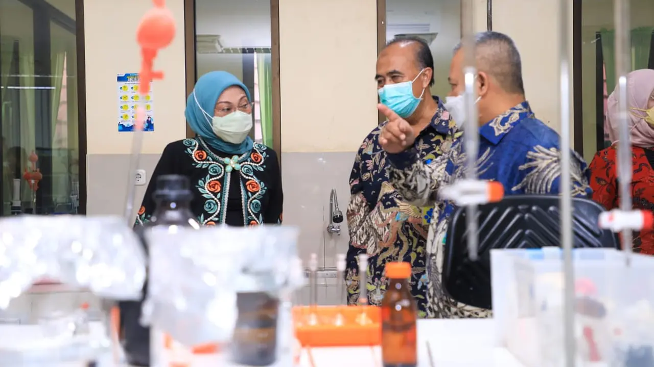 Menaker Ida saat meninjau Balai K3 Samarinda, Kamis (21/4/2022). (Istimewa)