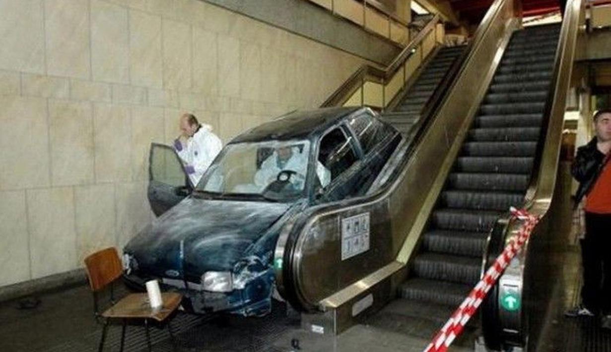 Ini sih bukan mau tes drive mobil baru di showroom (Source : IST)