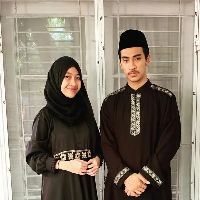 Abidzar Jadi Imam Sholat saat Umrah, Ini 6 Potretnya saat Pakai Busana Muslim