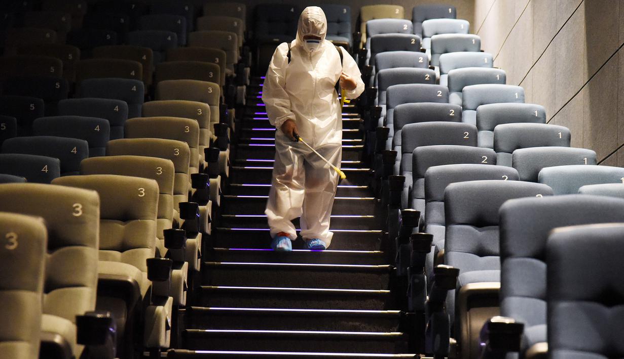 Seorang staf mendisinfeksi tangga di sebuah bioskop di Handan, Provinsi Hebei, 19 Juli 2020. Bioskop di area-area berisiko rendah di China diizinkan kembali beroperasi mulai 20 Juli menyusul perkembangan positif terkait situasi epidemi COVID-19. (Xinhua/Hao Qunying)