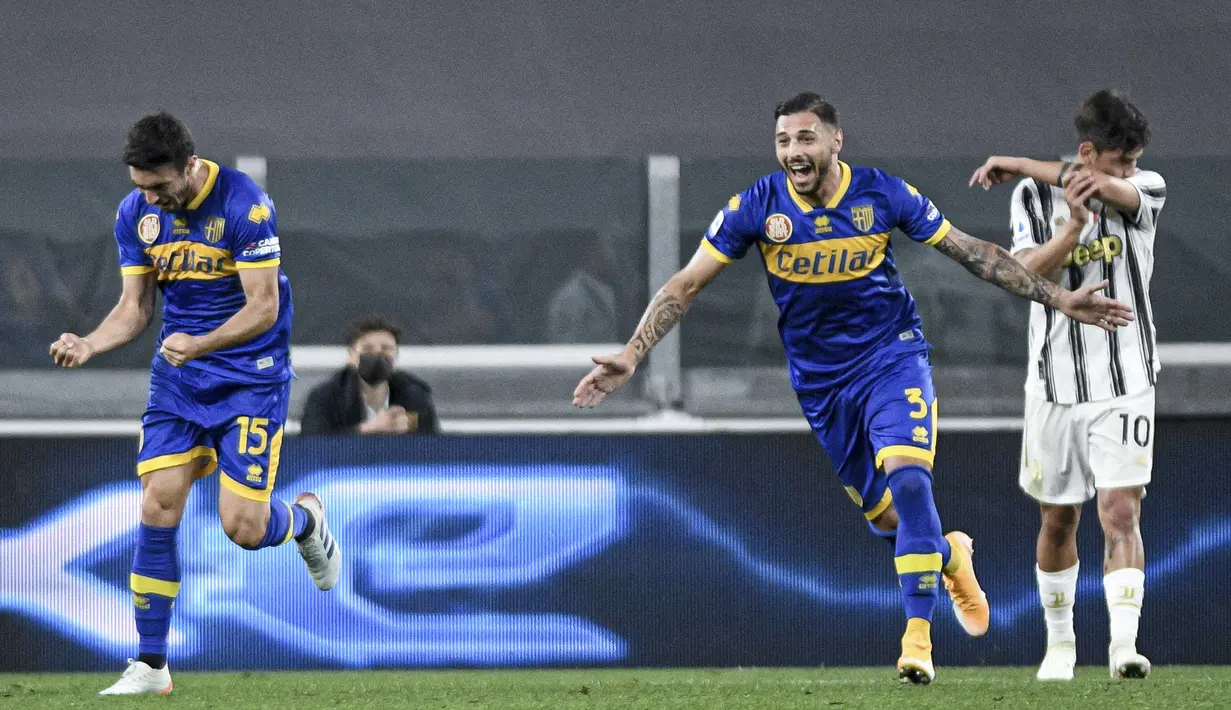 Pemain Parma Gastón Brugman (kiri) melakukan selebrasi dengan rekan setimnya Giuseppe Pezzella (tengah) usai mencetak gol ke gawang Juventus pada pertandingan Serie A di Stadion Allianz Turin, Italia, Rabu (21/4/2021). Juventus menang 3-1. (Piero Cruciatti/LaPresse via AP)