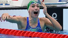 Tatjana Schoenmaker berhasil kejutkan cabang olah raga renang nomor gaya dada putri 200 meter karena berhasil menyabet medali emas sekaligus pecahkan rekor dunia pada debutnya di Olimpiade. Perenang asal Afrika Selatan tersebut mampu catat waktu 2 menit 18,95 detik. (Foto: AFP/Oli Scarff)
