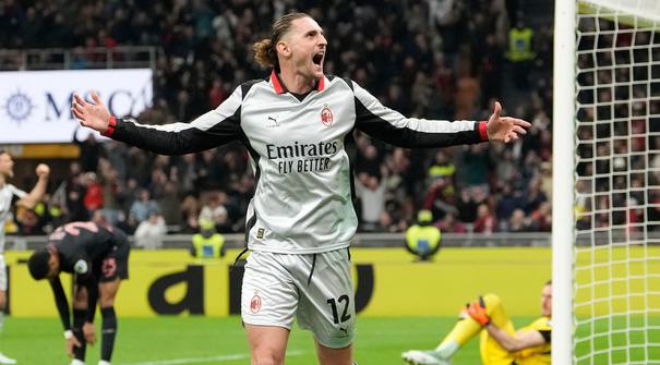 Pemain AC Milan, Adrien Rabiot, melakukan selebrasi setelah mencetak gol ke gawang Torino pada laga Liga Italia di Stadion San Siro, Minggu (22/3/2026) dini hari WIB. (AP Photo/Luca Bruno)