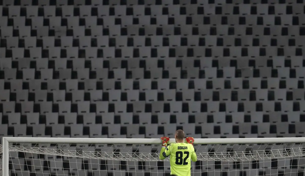  Penjaga gawang Red Star Milan Borjan melompat ke gawangnya selama pertandingan sepak bola grup L Liga Europa antara Red Star dan Slovan Liberec di Stadion Rajko Mitic di Beograd, Serbia, Kamis (29/10/2020). (AP Photo/Darko Vojinovic)
