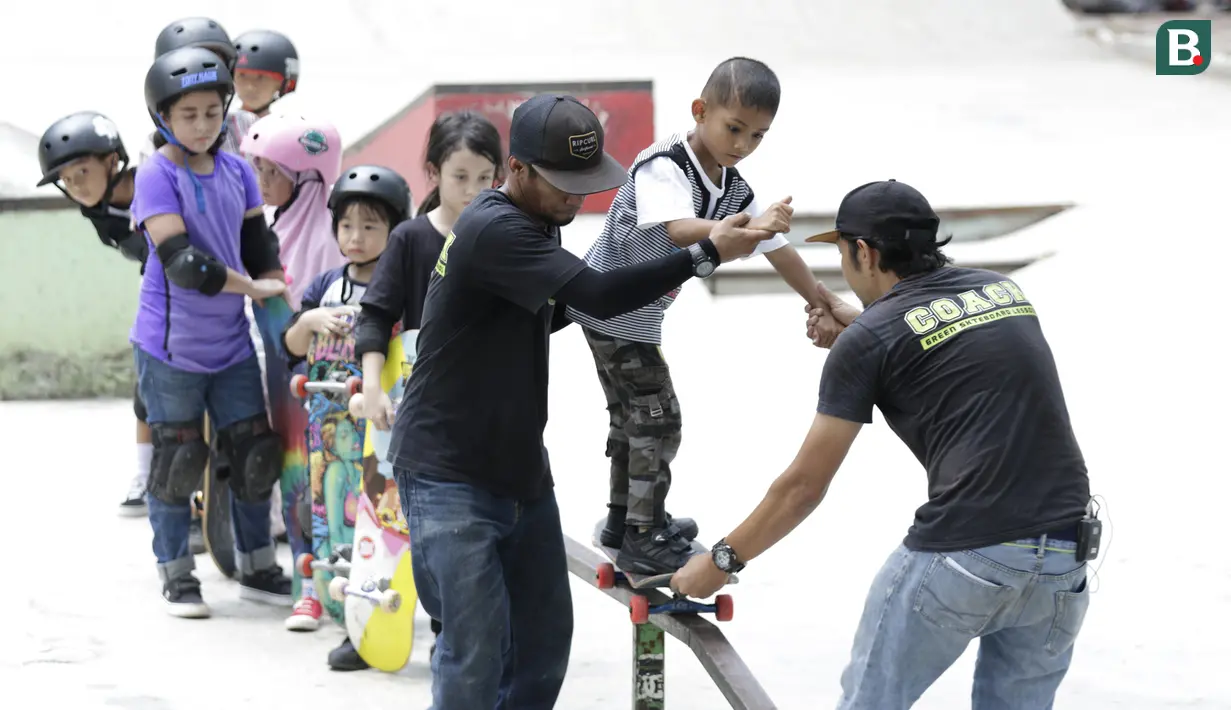 Sejumlah anak berlatih skateboard di TMII, Jakarta, Sabtu (8/9/2018). Green Skate Lesson yang didirikan oleh mantan atlet skateboard, Tony Sruntul, merupakan wadah regenerasi skateboarder bertalenta. (Bola.com/M Iqbal Ichsan)