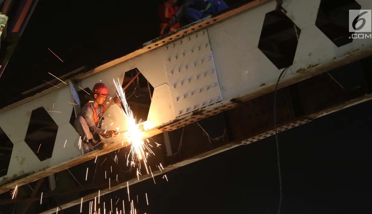Pekerja melakukan proses pemotongan rangka utama Jembatan Penyeberangan Orang Pasar Minggu, Jakarta, Sabtu (6/4). JPO Pasar Minggu akan dibangun kembali dengan konsep lebih futuristik serta ramah disabilitas. (Liputan6.com/Helmi Fithriansyah)