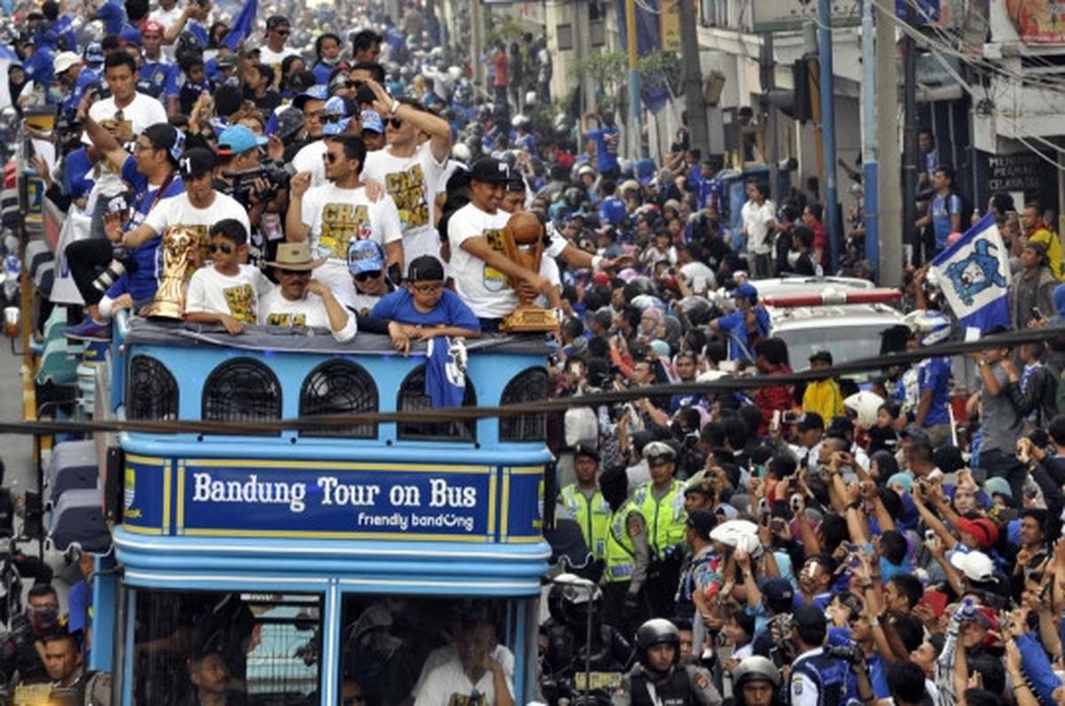 Pawai kejuaraan Persib, lautan Bobotoh birukan Bandung