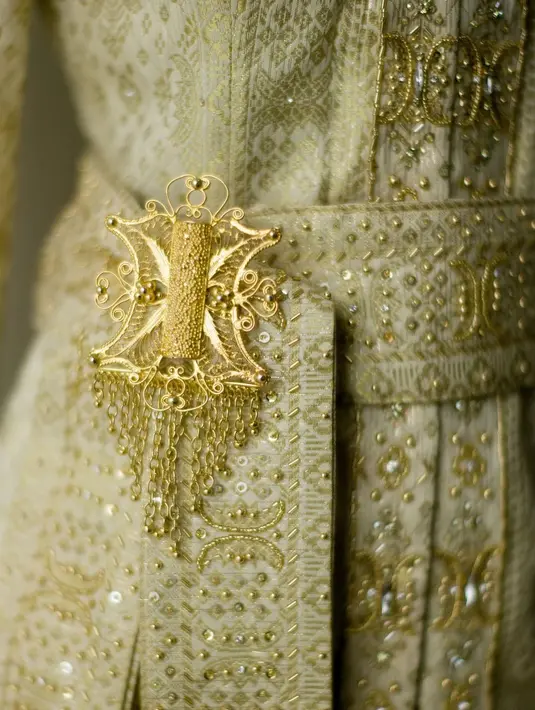 Kesan modern ditambahkan pada selendang yang dijadikan obi belt. [Foto: IG/fadlan_indonesia].