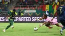 Pemain depan Senegal Bamba Dieng (kiri) mencetak gol kedua timnya ke gawang Cape Verde pada pertandingan 16 besar Piala Afrika 2021 di Kouekong Stadium, Selasa (25/1/2022) malam WIB. Senegal melaju ke perempatfinal setelah susah payah menang 2-0 atas 9 pemain Cape Verde. (Pius Utomi EKPEI/AFP)