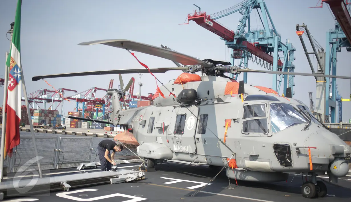 Sebuah helikopter berada di atas Kapal perang kelas fregat Angkatan Laut Italia, ITS Carabiniere F-593 di dermaga Terminal Peti Kemas Pelabuhan Tanjung Priok, Jakarta, Kamis (9/3). (Liputan6.com/Faizal Fanani)