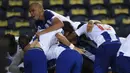 Para pemain FC Porto melakukan selebrasi usai memastikan diri menjadi juara Liga Portugal di Stadion Dragao, Senin (20/7/2020). FC Porto menjuarai Liga Portugal ini untuk yang ke-29 kalinya. (AFP/Miguel Riopa)