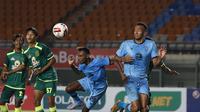 Striker Persela Lamongan, Ibrahim Musa Kosepa (tengah) berusaha menyundul bola ke gawang Persebaya Surabaya dalam laga Grup C Piala Menpora 2021 di Stadion Si Jalak Harupat, Bandung, Sabtu (3/4/2021). Persela bermain imbang 0-0 dengan Persebaya. (Bola.com