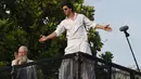 Aktor Bollywood, Shah Rukh Khan (kanan) disaksikan pembawa acara televisi AS, David Letterman menyapa para fans yang berkumpul di depan rumahnya pada perayaan Idul Fitri di Mumbai, Rabu (5/6/2019). Shah Rukh Khan tetap melakukan tradisi menyapa penggemar dari balkon atas rumahnya (SUJIT JAISWAL/AFP)