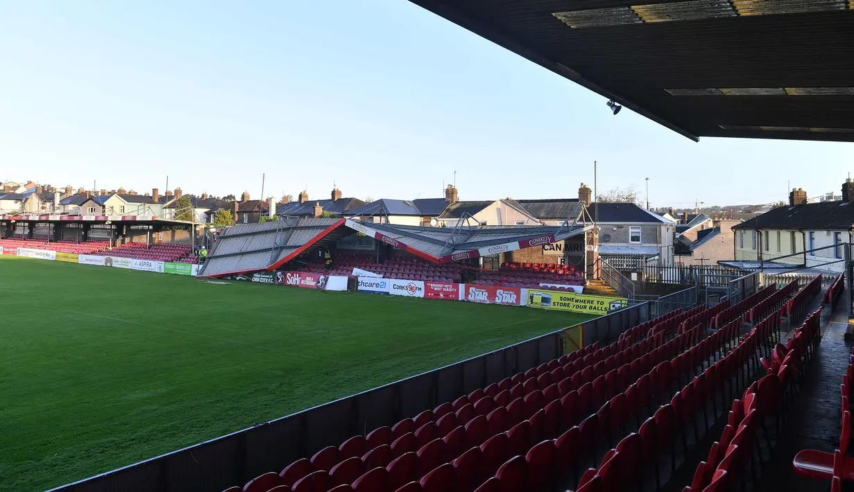 Suasana stadion Turners Cross markas klub Cork City usai diterjang badai Ophelia di kota Cork, Irlandia barat daya (17/10). Badai yang belum pernah terjadi di Irlandia ini menewaskan tiga orang. (AFP Photo/Ben Stansall)