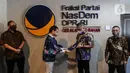 Wakil Ketua Umum DPP Partai NasDem Ahmad Ali (kedua kanan) menyerahkan surat rekomendasi Pilkada kepada Calon Wakil Walikota Tangsel dari Partai Gerindra Rahayu Saraswati Djojohadikusumo (ketiga kiri)  di Kompleks Parlemen Senayan, Jakarta. Rabu (29/7/2020). (Liputan6.com/Johan Tallo)