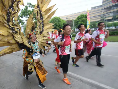 Seorang peserta yang mengenakan kostum berlari diantara peserta lainnya saat mengikuti Joyful Run & Walk 2017 di Alam Sutra, Tangerang, Minggu (7/5). Acara ini mengajak masyarakat untuk membangun kesatuan olahraga bersama. (Liputan6.com/Helmi Afandi)