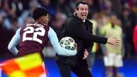 Manajer Aston Villa, Unai Emery, memberi isyarat selama pertandingan leg kedua perempat final Liga Champions antara Aston Villa dan Paris Saint-Germain di stadion Villa Park, di Birmingham, Inggris, Rabu dini hari WIB (16-4-2025). (David Davies/PA via AP)