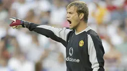 Kiper asal Irlandia Utara, Roy Carroll yang telah pensiun pada Januari 2023 bersama Ballinamallard, didatangkan Manchester United dari Wigan Athletic pada awal musim 2001/2002. Hanya tampil 72 kali selama 4 musim, dan lebih banyak diplot sebagai kiper pelapis, kecuali pada musim terakhirnya, ia akhirnya dilepas permanen ke West Ham United pada awal musim 2005/2006 dengan status bebas transefr dan hanya bertahan dua musim saja. (AFP/Getty Images/Laurence Griffiths)