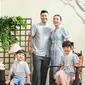 Nastusha, putri Glenn Alinskie dan Chelsea Olivia tampil menawan mengenakan cheongsam yang trendy. Cheongsam dengan lengan puffy warna biru pastel itu dipadukan dengan rok tutu warna pink. [@chelseaoliviaa]