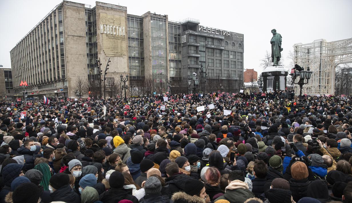 Orang-orang berkumpul di Lapangan Pushkin selama protes terhadap pemenjaraan pemimpin oposisi Alexei Navalny di Moskow, Rusia, Sabtu (23/1/2021). Demo ini mengecam pemerintah Vladimir Putin dan menuntut pembebasan pemimpin oposisi Alexie Navalny. (AP Photo/Pavel Golovkin)