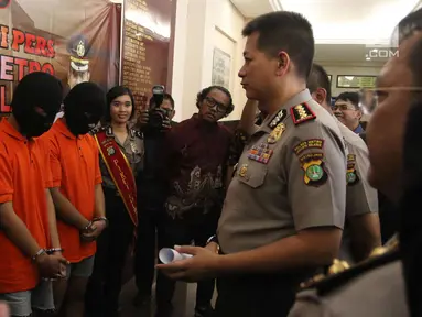 Kapolres Metro Jakarta Selatan, Kombes Pol Mardiaz Kusin Dwihananto berbincang dengan tiga  tersangka saat rilis kasus 365 KUHP di Polres Metro Jakarta Selatan, Jumat (23/2). (Liputan6.com/Arya Manggala)