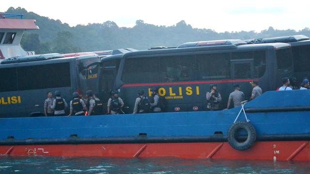 Pemindahan napi dan tahanan terorisme dari Mako Brimob ke Lapas Nusakambangan. (Foto: Liputan6.com/Muhamad Ridlo)