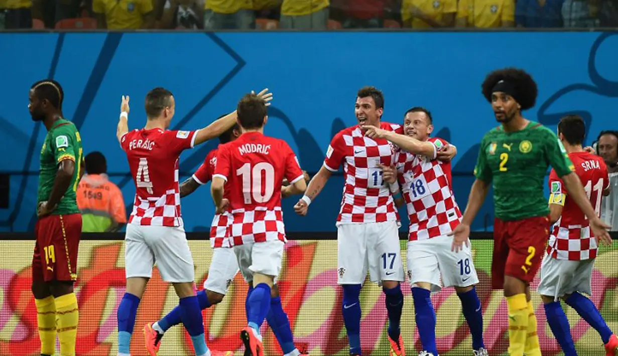 Dua pemain belakang Kamerun, Aurelien Chedjou (kiri) dan Benoit Assou-Ekotto, lesu usai dikalahkan Kroasia 0-4 di di babak penyisihan Piala Dunia 2014 Grup A di Stadion Amazonia, Manaus, Brasil, (19/6/2014). (AFP PHOTO/Raphael Alves)