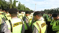 Petugas kepolisian mengikuti apel gabungan di Monas, Jakarta, Kamis (31/12). Sebanyak 1300 personel gabungan yang terdiri dari polisi, TNI, Pol PP, dan Pramuka dikerahkan untuk mengamankan perayaan malam tahun baru. (Liputan6.com/Immanuel Antonius)