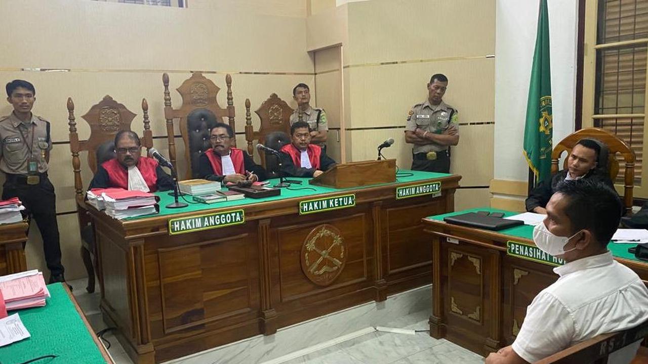 Tak hanya itu, jaksa juga menuntut Achiruddin membayar uang restitusi kepada Ken Admiral senilai Rp52,4 juta subsider dua bulan kurungan.<br>