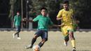 Gelandang Timnas Indonesia U-16, Andre Oktaviansyah, berusaha melewati pemain Kabomania U-17 pada laga uji coba di Stadion Atang Sutresna, Jakarta Timur, Jumat (8/9/2017). Timnas U-16 menang 6-1 atas Kabomania U-17. (Bola.com/Vitalis Yogi Trisna)
