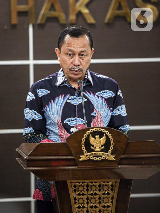 Ketua Komnas HAM Ahmad Taufan Damanik menyampaikan keterangan perkembangan pemantauan dan penyelidikan atas peristiwa baku tembak yang terjadi di rumah dinas mantan Kadiv Propram Polri di Kantor Komnas HAM, Jakarta, Senin (8/8/2022). Komnas HAM menggandeng Komnas Perempuan untuk memeriksa istri Irjen Ferdy Sambo, Putri Candrawathi, terkait kasus tewasnya Brigadir Nofriansyah Yoshua Hutabarat atau Brigadir J. (Liputan6.com/Faizal Fanani)