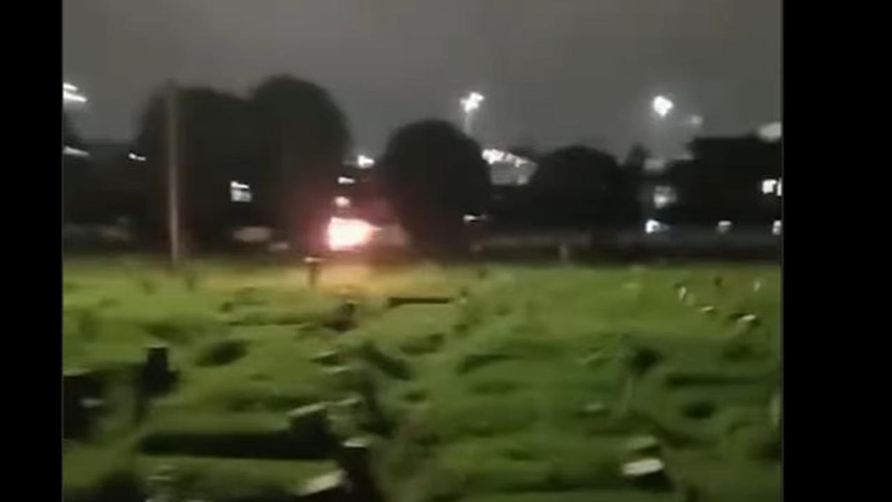 Viral Warga Tawuran Malam-Malam di Tengah Pemakaman, Bersenjata Petasan
