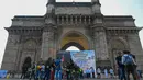 Orang-orang berkumpul di dekat Gerbang India untuk memberikan penghormatan kepada para korban serangan teroris 2008 pada peringatan 13 tahun di Mumbai (26/11/2021). Peristiwa teror terjadi selama 60 jam itu terjadi di hotel mewah, stasiun kereta api, dan pusat kebudayaan Yahudi. (AFP/Punit Paranjpe)