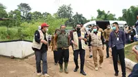 Rektor IPDN Hadi Prabowo dan jajaran meninjau lokasi longsor di Desa Cihanjuang, Kecamatan Cimanggung, Sumedang. (Dok Humas IPDN)