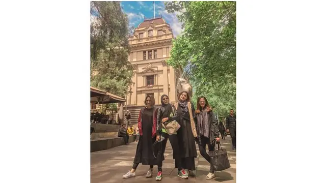 Geng Moms Sweet Moms ini kompak mengenakan baju berwarna hitam.