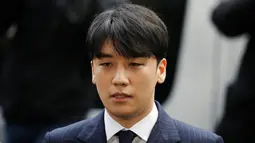 Kpop Idol, Seungri yang terlibat kasus dugaan suap layanan seksual tiba di Kantor Polisi Metro Seoul, Kamis (14/3). Seungri tiba dengan didampingi seseorang yang kemungkinan adalah pengacaranya. (REUTERS/Kim Hong-Ji)