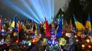 Sebuah pencahayaan simbolis yang disebut "Ray of Memory" terlihat di atas makam tentara Ukraina, Pemakaman Lychakiv, Lviv pada 23 Februari 2024. (YURIY DYACHYSHYN/AFP)