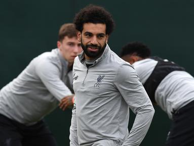 Pemain Liverpool, Mohamed Salah saat melakukan pemanasan bersama timnya di Melwood Training Ground, Liverpool, (3/4/2018). Liverpool akan menjamu Manchester City pada leg pertama Liga Champions. (AFP/Paul Ellis)