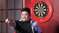 Jordhi Indra melakukan selebrasi setelah sempat unggul dari Benny Tendean pada Darts National Competition Series 03 yang digelar di Tokyo Hub, PIK 2, Minggu (30/6/2024). (Bola.com/M Iqbal Ichsan)