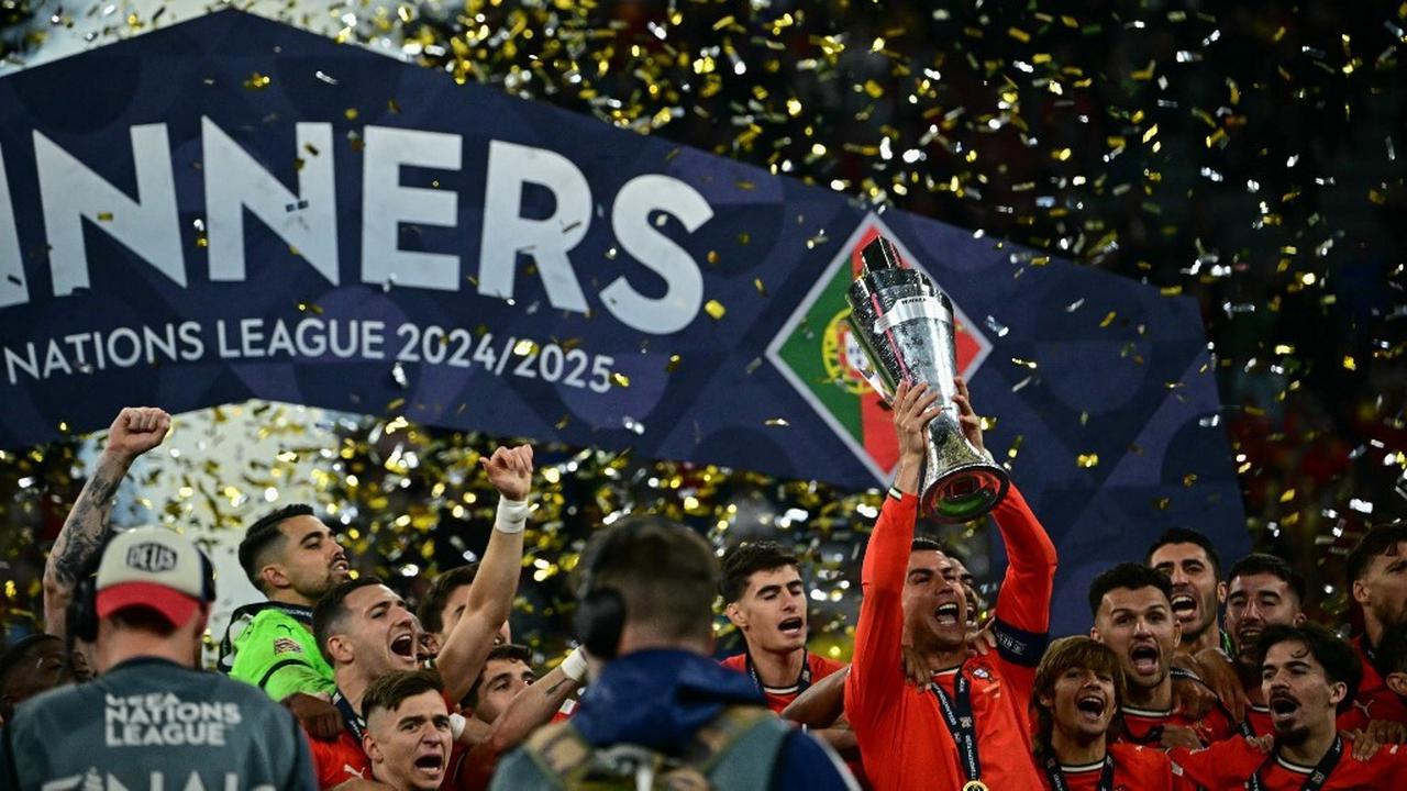 Cristiano Ronaldo Bawa Portugal Raih Juara UEFA Nations League di Umur 40 Tahun