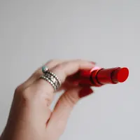 ilustrasi cara membuat pelembap bibir dengan bahan alami/unsplash