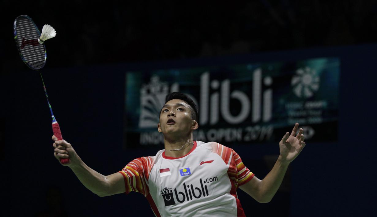 Tunggal putra Indonesia, Jonatan Christie, mengembalikan kok saat melawan Rasmus Gemke pada Blibli Indonesia Open 2019 di Istora Senayan, Jakarta, Selasa (16/7). Jojo menang 21-17 24-22. (Bola.com/Vitalis Yogi Trisna)