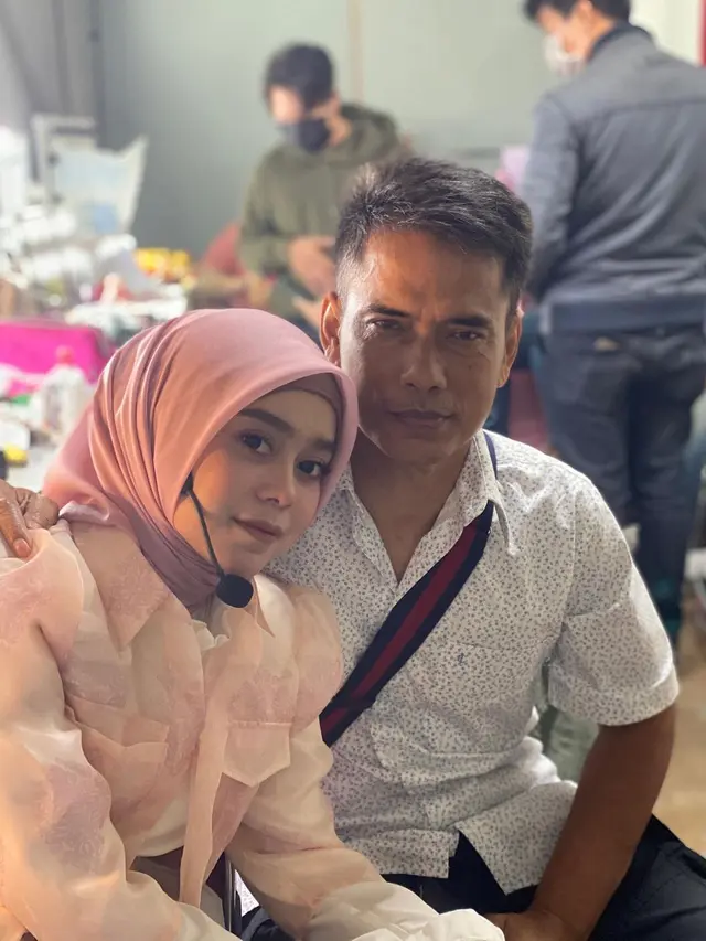 6 Potret Kedekatan Penyanyi Dangdut dengan Ayahnya, Tampil Kompak